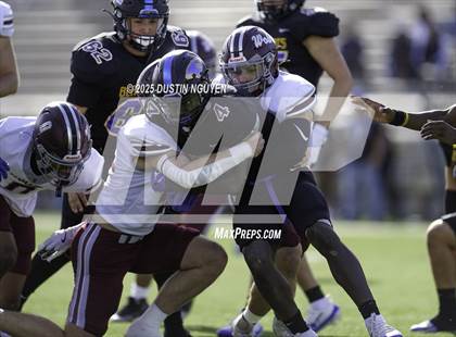 Thumbnail 1 in Davenport vs. Bay City (UIL Football 4A D1 Regional Semifinal) photogallery.