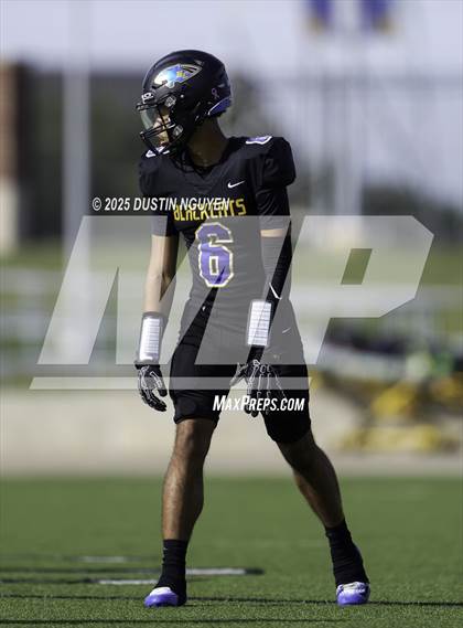 Thumbnail 3 in Davenport vs. Bay City (UIL Football 4A D1 Regional Semifinal) photogallery.