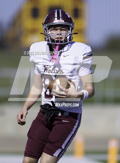 Thumbnail 2 in Davenport vs. Bay City (UIL Football 4A D1 Regional Semifinal) photogallery.