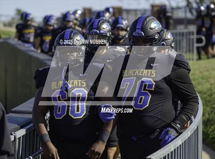 Thumbnail 2 in Davenport vs. Bay City (UIL Football 4A D1 Regional Semifinal) photogallery.