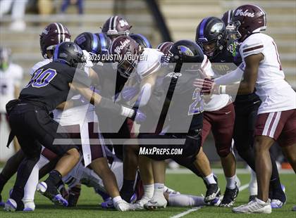 Thumbnail 2 in Davenport vs. Bay City (UIL Football 4A D1 Regional Semifinal) photogallery.