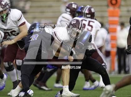 Thumbnail 2 in Davenport vs. Bay City (UIL Football 4A D1 Regional Semifinal) photogallery.