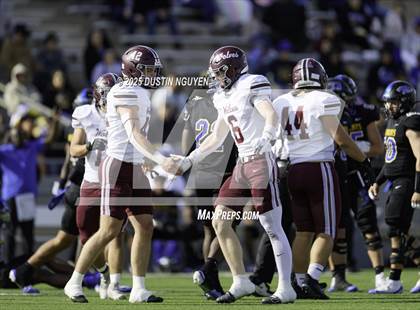 Thumbnail 2 in Davenport vs. Bay City (UIL Football 4A D1 Regional Semifinal) photogallery.