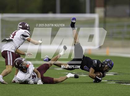Thumbnail 2 in Davenport vs. Bay City (UIL Football 4A D1 Regional Semifinal) photogallery.
