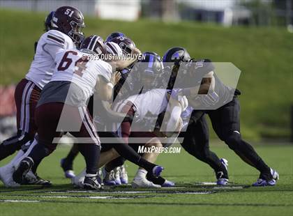 Thumbnail 1 in Davenport vs. Bay City (UIL Football 4A D1 Regional Semifinal) photogallery.