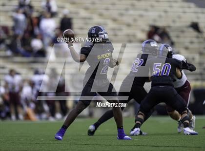 Thumbnail 2 in Davenport vs. Bay City (UIL Football 4A D1 Regional Semifinal) photogallery.