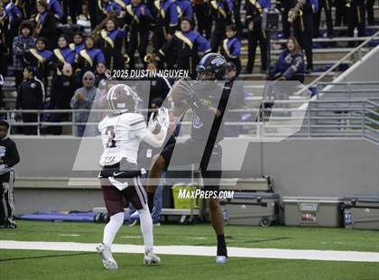 Thumbnail 2 in Davenport vs. Bay City (UIL Football 4A D1 Regional Semifinal) photogallery.