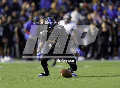 Thumbnail 1 in Davenport vs. Bay City (UIL Football 4A D1 Regional Semifinal) photogallery.