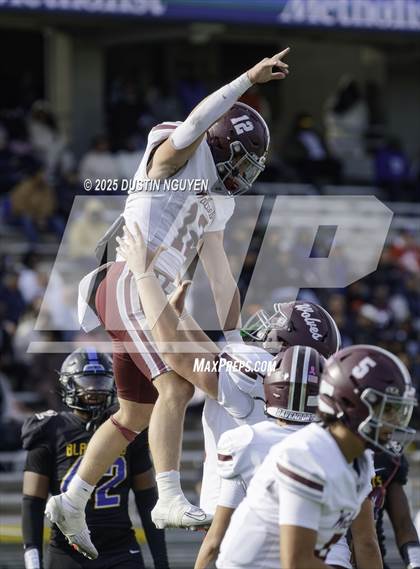 Thumbnail 1 in Davenport vs. Bay City (UIL Football 4A D1 Regional Semifinal) photogallery.