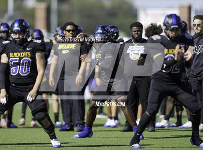 Thumbnail 2 in Davenport vs. Bay City (UIL Football 4A D1 Regional Semifinal) photogallery.