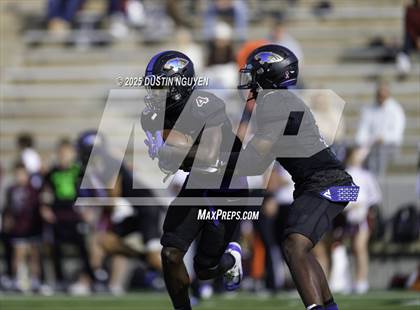 Thumbnail 3 in Davenport vs. Bay City (UIL Football 4A D1 Regional Semifinal) photogallery.