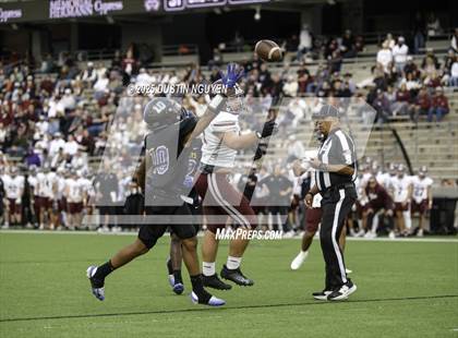 Thumbnail 3 in Davenport vs. Bay City (UIL Football 4A D1 Regional Semifinal) photogallery.