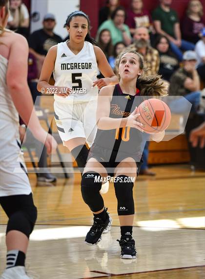 Thumbnail 1 in McGregor vs Thorndale (Thorndale Shootout) photogallery.