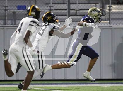 Thumbnail 3 in St. Frances Academy @ St. John Bosco (MaxPreps Game of the Week) photogallery.