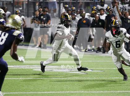 Thumbnail 3 in St. Frances Academy @ St. John Bosco (MaxPreps Game of the Week) photogallery.