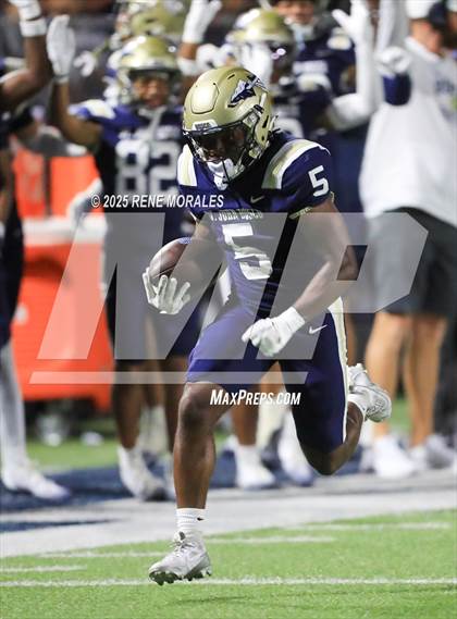 Thumbnail 3 in St. Frances Academy @ St. John Bosco (MaxPreps Game of the Week) photogallery.