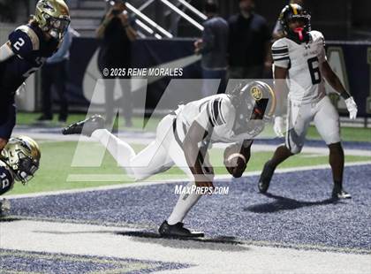 Thumbnail 2 in St. Frances Academy @ St. John Bosco (MaxPreps Game of the Week) photogallery.