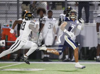 Thumbnail 3 in St. Frances Academy @ St. John Bosco (MaxPreps Game of the Week) photogallery.