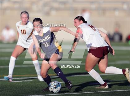 Thumbnail 3 in Stony Point vs. Dripping Springs (UIL 6A Bi-District Playoff) photogallery.