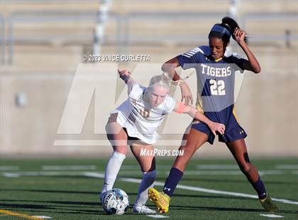 Thumbnail 3 in Stony Point vs. Dripping Springs (UIL 6A Bi-District Playoff) photogallery.