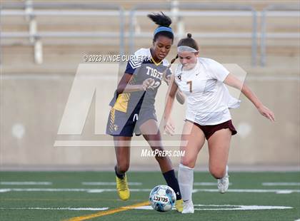 Thumbnail 3 in Stony Point vs. Dripping Springs (UIL 6A Bi-District Playoff) photogallery.