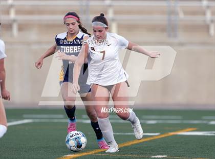Thumbnail 3 in Stony Point vs. Dripping Springs (UIL 6A Bi-District Playoff) photogallery.