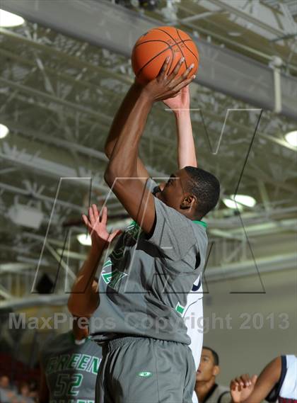 Thumbnail 2 in King vs. Green Valley (MaxPreps Holiday Classic) photogallery.
