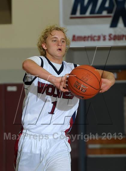 Thumbnail 2 in King vs. Green Valley (MaxPreps Holiday Classic) photogallery.
