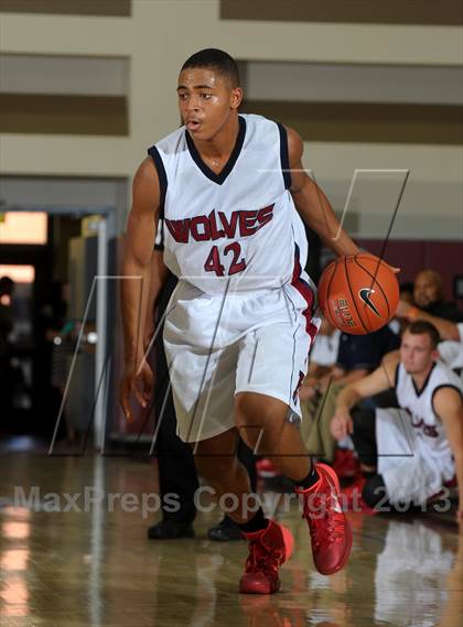 Thumbnail 1 in King vs. Green Valley (MaxPreps Holiday Classic) photogallery.