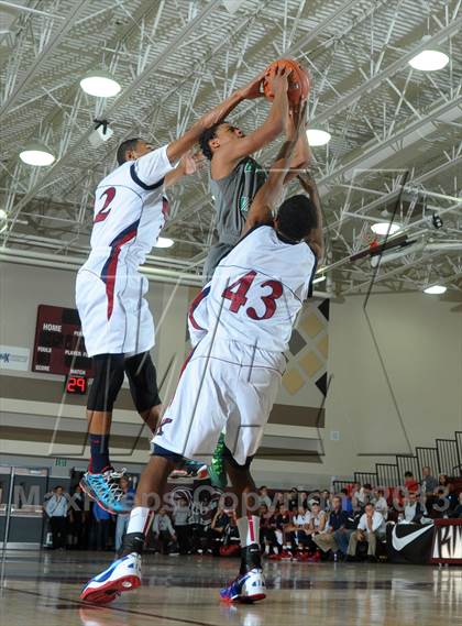 Thumbnail 2 in King vs. Green Valley (MaxPreps Holiday Classic) photogallery.