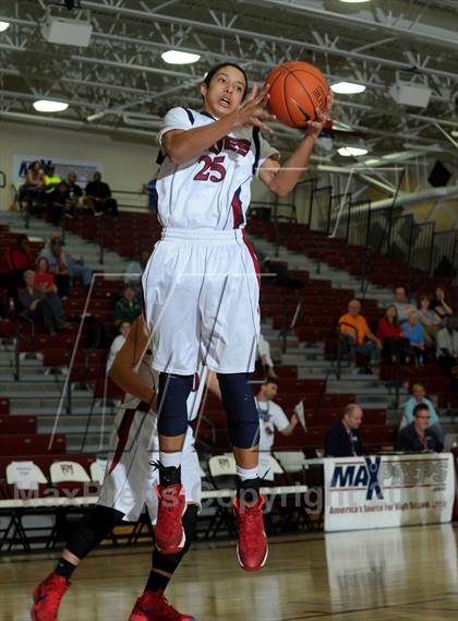 Thumbnail 2 in King vs. Green Valley (MaxPreps Holiday Classic) photogallery.
