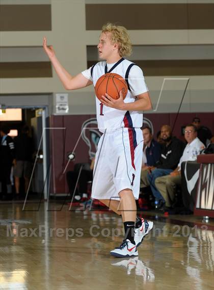 Thumbnail 3 in King vs. Green Valley (MaxPreps Holiday Classic) photogallery.