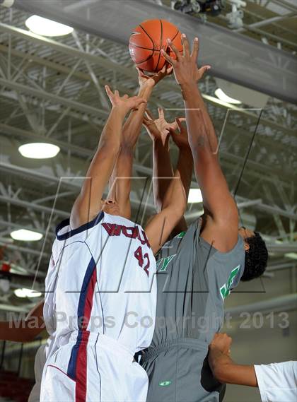 Thumbnail 2 in King vs. Green Valley (MaxPreps Holiday Classic) photogallery.