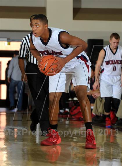 Thumbnail 2 in King vs. Green Valley (MaxPreps Holiday Classic) photogallery.