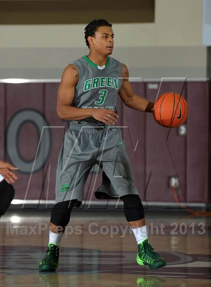 Thumbnail 3 in King vs. Green Valley (MaxPreps Holiday Classic) photogallery.