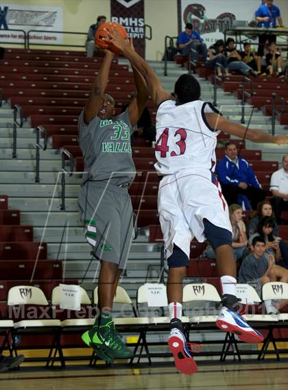 Thumbnail 1 in King vs. Green Valley (MaxPreps Holiday Classic) photogallery.