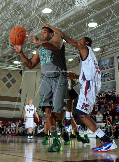 Thumbnail 1 in King vs. Green Valley (MaxPreps Holiday Classic) photogallery.