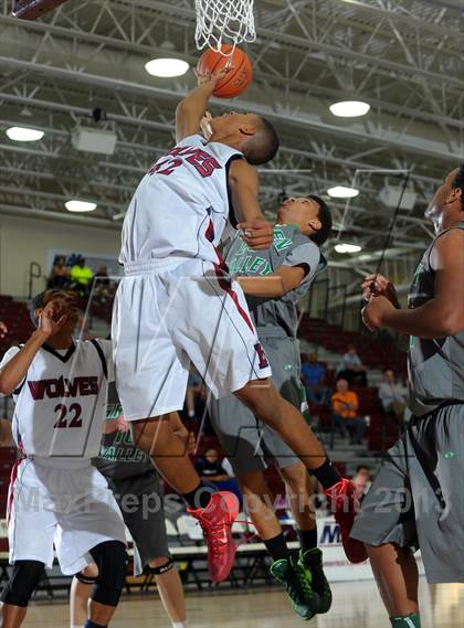 Thumbnail 2 in King vs. Green Valley (MaxPreps Holiday Classic) photogallery.