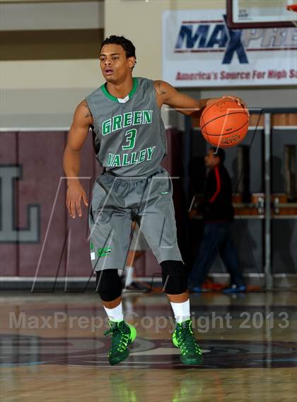 Thumbnail 3 in King vs. Green Valley (MaxPreps Holiday Classic) photogallery.