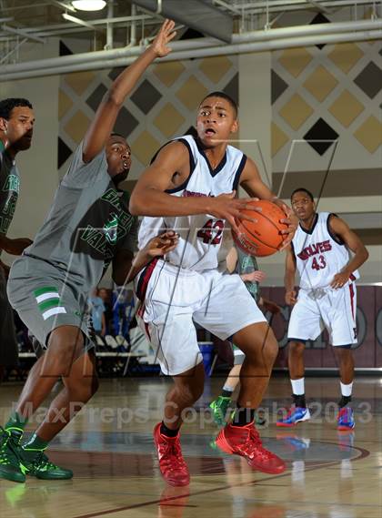 Thumbnail 2 in King vs. Green Valley (MaxPreps Holiday Classic) photogallery.