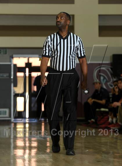 Thumbnail 1 in King vs. Green Valley (MaxPreps Holiday Classic) photogallery.