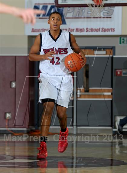 Thumbnail 2 in King vs. Green Valley (MaxPreps Holiday Classic) photogallery.