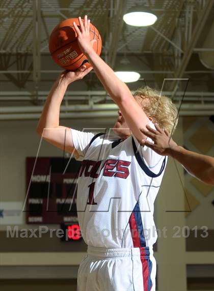Thumbnail 3 in King vs. Green Valley (MaxPreps Holiday Classic) photogallery.