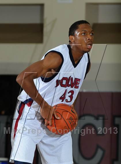 Thumbnail 2 in King vs. Green Valley (MaxPreps Holiday Classic) photogallery.