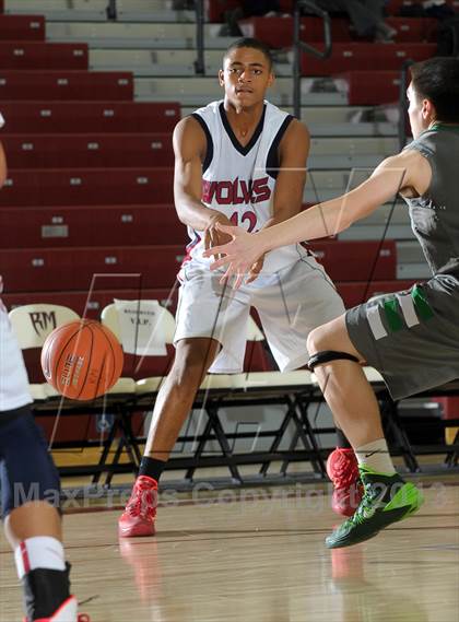 Thumbnail 2 in King vs. Green Valley (MaxPreps Holiday Classic) photogallery.