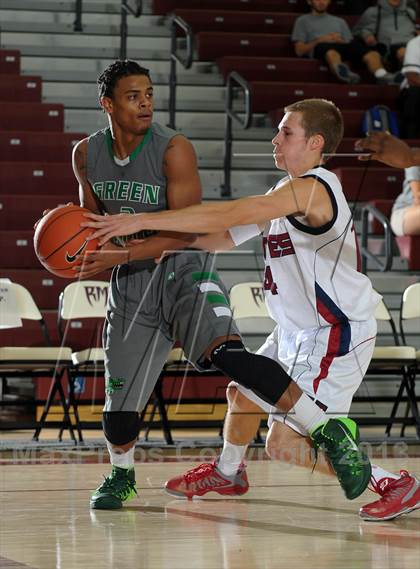 Thumbnail 1 in King vs. Green Valley (MaxPreps Holiday Classic) photogallery.