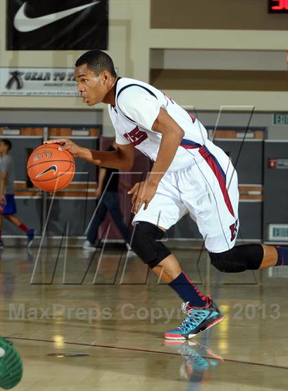 Thumbnail 3 in King vs. Green Valley (MaxPreps Holiday Classic) photogallery.