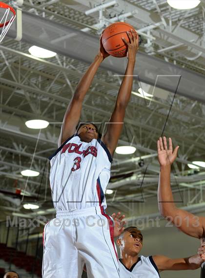 Thumbnail 1 in King vs. Green Valley (MaxPreps Holiday Classic) photogallery.