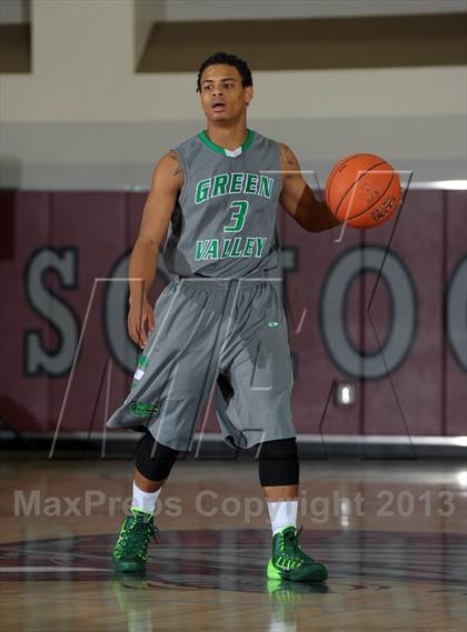 Thumbnail 2 in King vs. Green Valley (MaxPreps Holiday Classic) photogallery.
