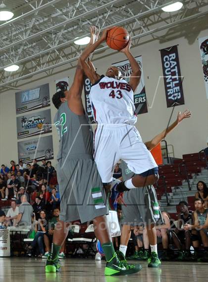 Thumbnail 2 in King vs. Green Valley (MaxPreps Holiday Classic) photogallery.